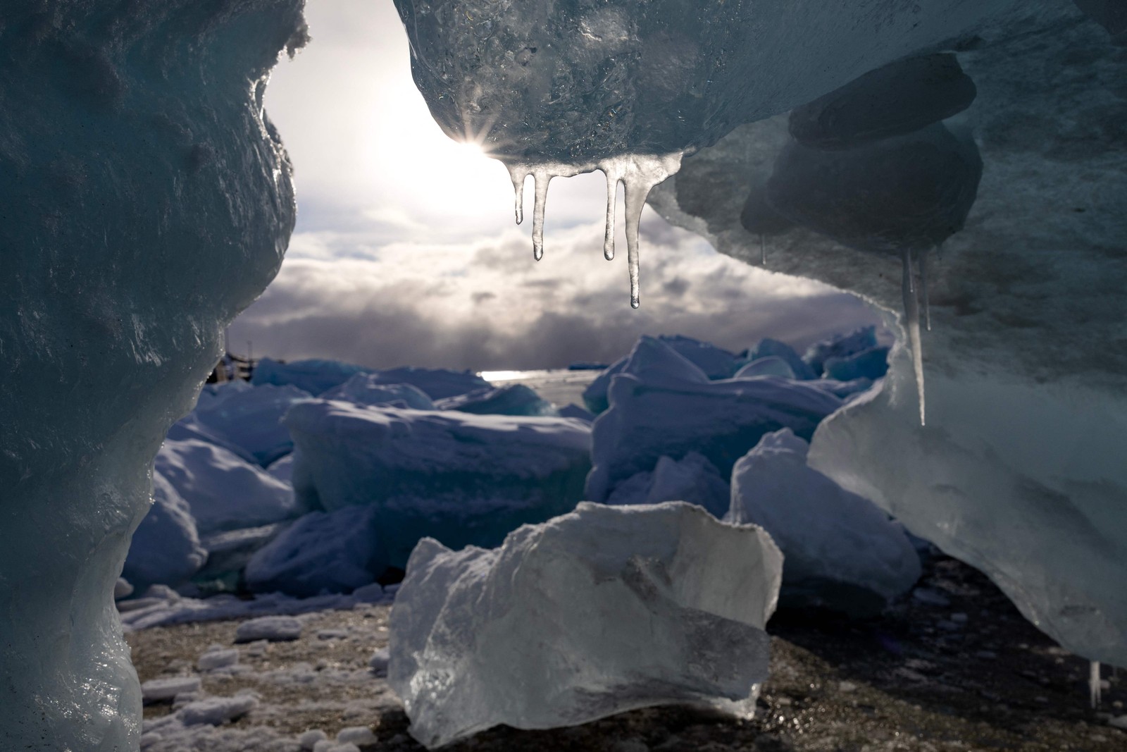 Iceberg em derretimento em Nuuk na costa da Groenlândia, em fevereiro de 2025 — Foto: Odd Andersen/AFP