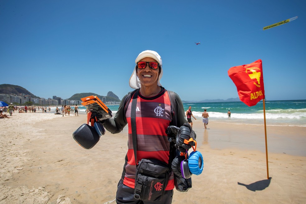 Venda de caixas de som na praia, mesmo com o item proibido:'Não faz mal a ninguém', diz o vendedor Luiz Cláudio — Foto: Ana Branco / Agência O Globo