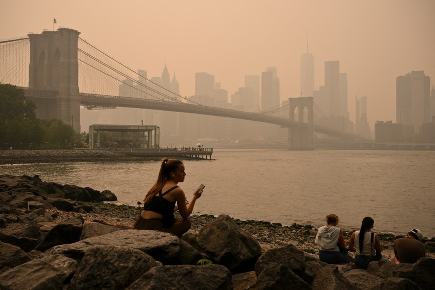 A fuma&ccedil;a de inc&ecirc;ndios florestais no Canad&aacute; deixa o ar enevoado em Nova York