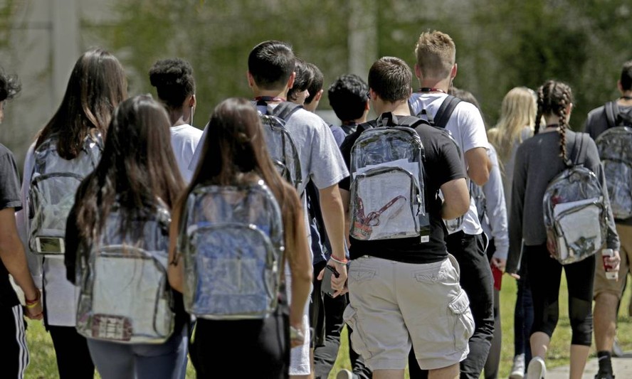 Estudantes usam mochilas transparentes no campus em escola na Flórida