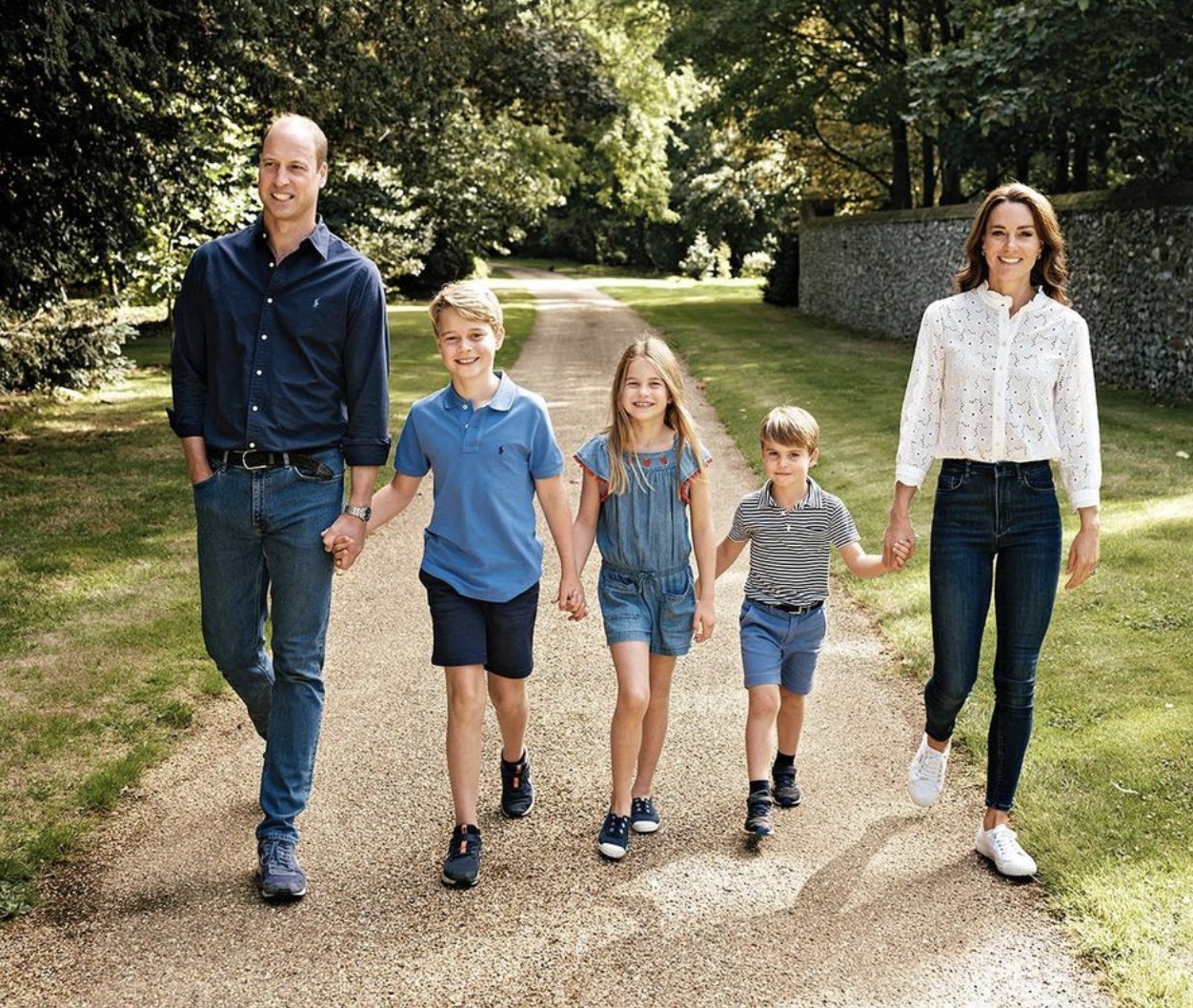 Foto tirada para o cartão de Natal da família no último ano: William (40), George (9), Charlotte (7), Louis (5) e Kate (41) — Foto: Reprodução/Redes sociais