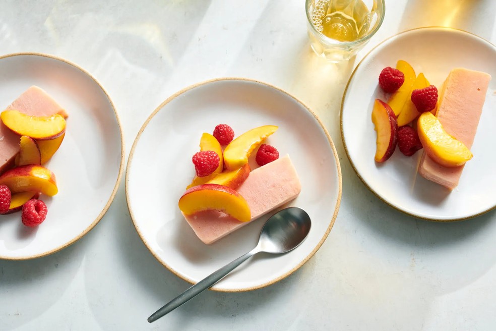 Sorbet cremoso de pêssego com framboesas — Foto: David Malosh/The New York Times