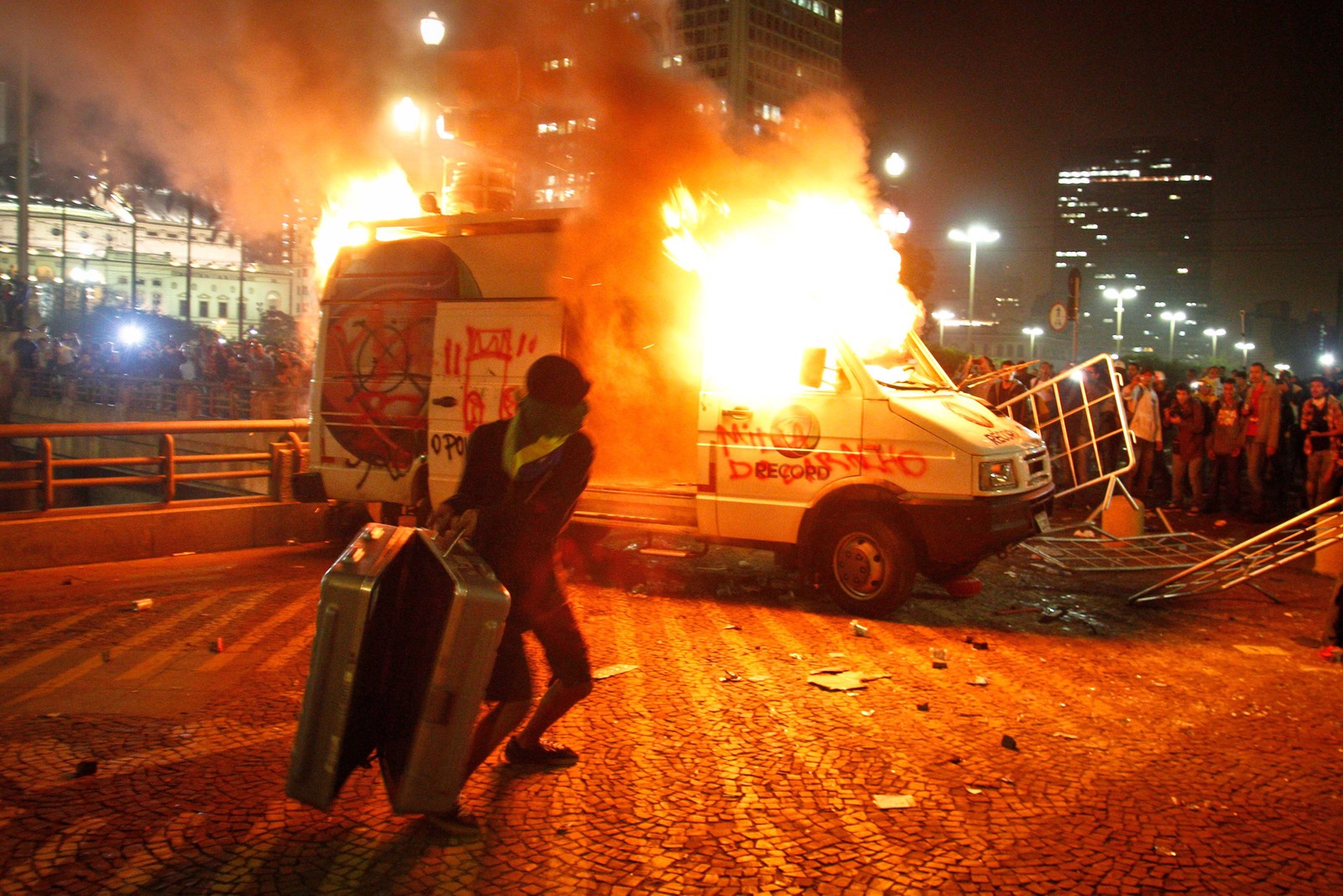 Manifestantes incendeiam carro da rede Record em frente à prefeitura durante protesto contra o aumento da tarifa de ônibus, em São Paulo, em 18 de junho de 2013 — Foto: ALE VIANNA - BRAZIL PHOTO PRESS