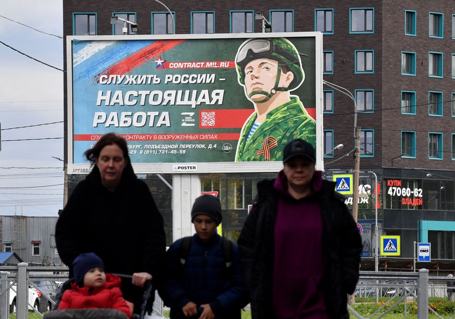 Outdoor promove serviço militar em São Petersburgo:  'Servir a Rússia é um trabalho real'