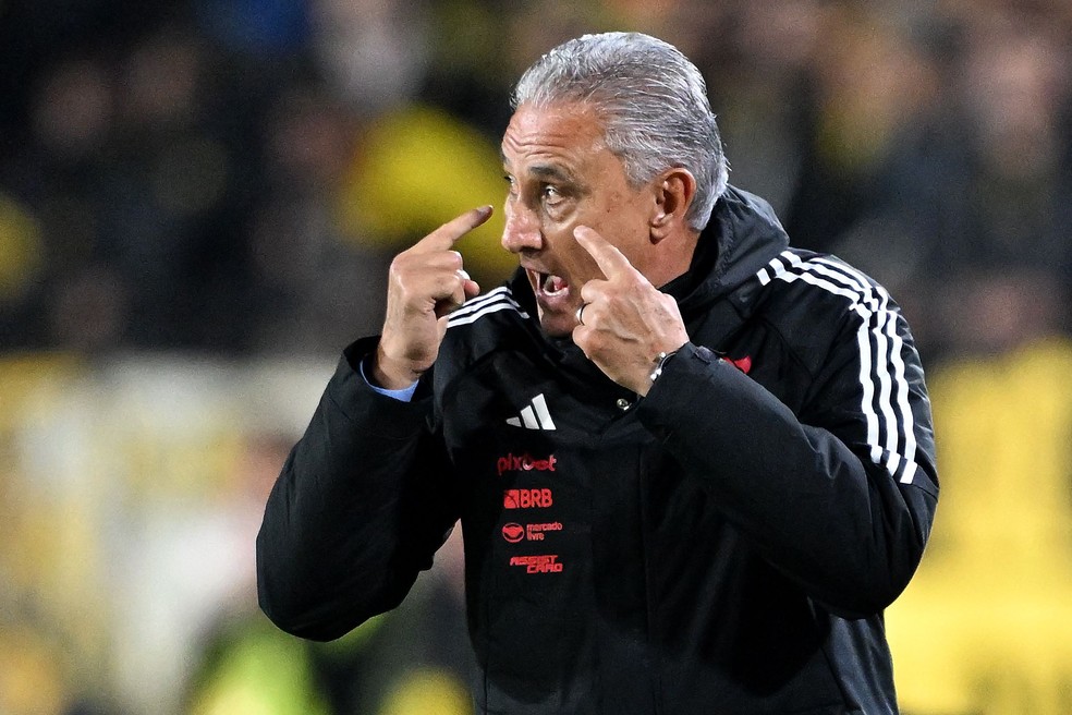 Tite d� instru��es ao Flamengo durante o empate com o Pe�arol � Foto: Eitan ABRAMOVICH / AFP