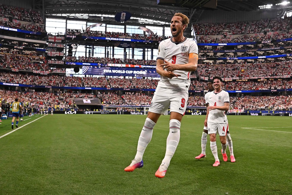 Harry Kane marcou dois gols na vitória da Inglaterra sobre a Croácia na primeira rodada do Mundial — Foto: Paul Ellis/AFP