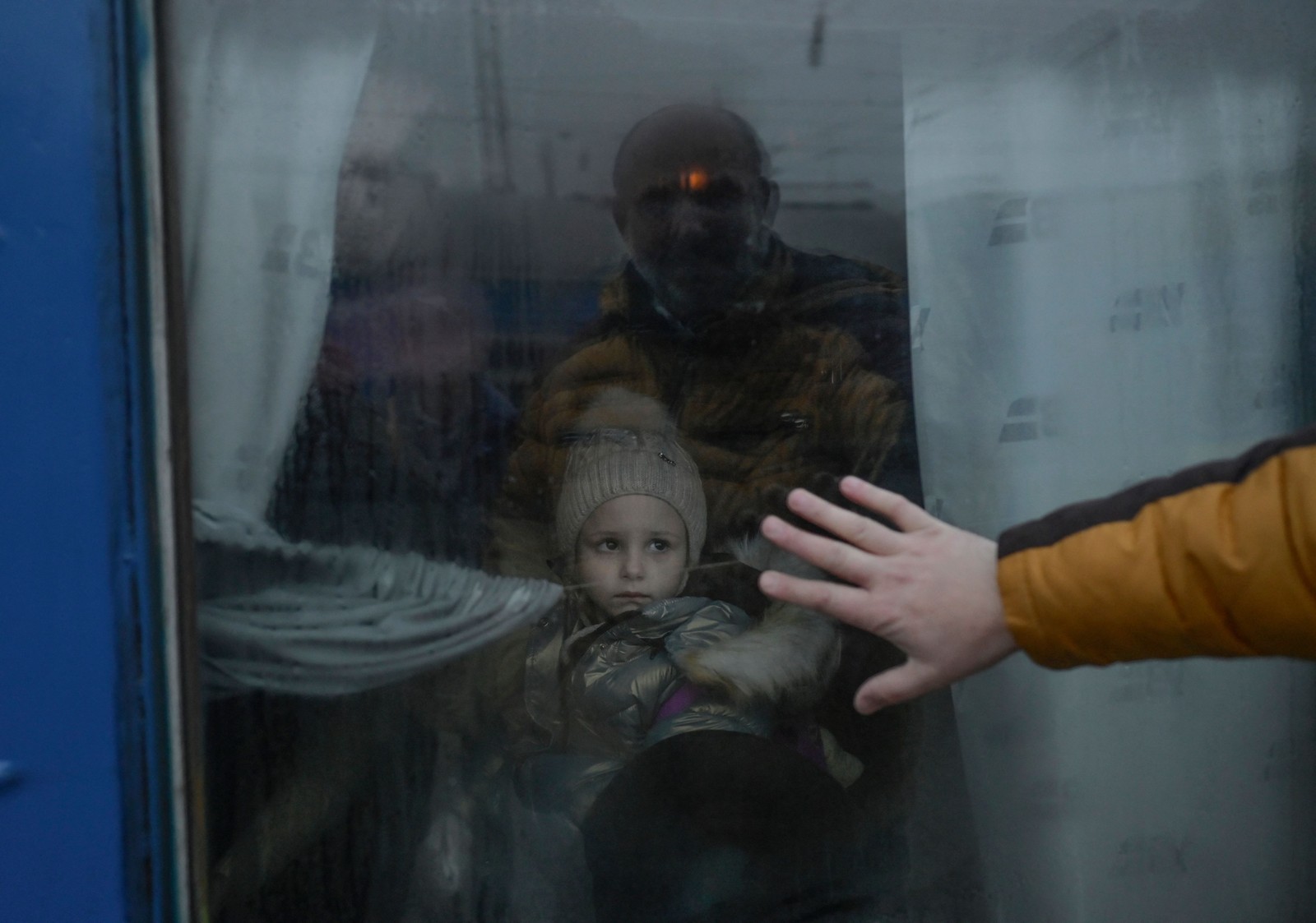 Um pai se despede da sua filha pela janela do trem durante evacuação na estação central de Odessa, na Ucrânia, em 7 de março. — Foto: BULENT KILIC / AFP
