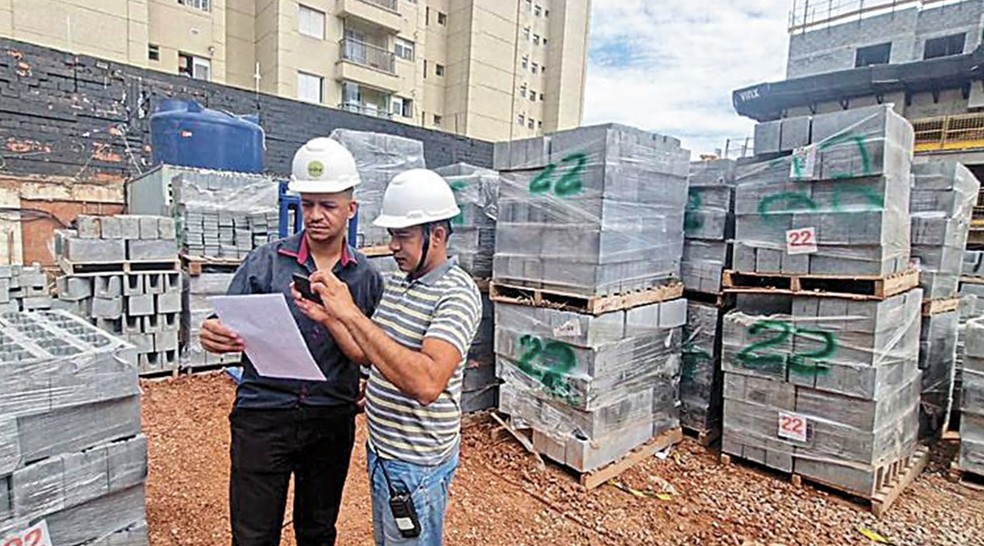 Funcionários da Vinx conferem materiais no canteiro com aplicativo — Foto: Divulgação