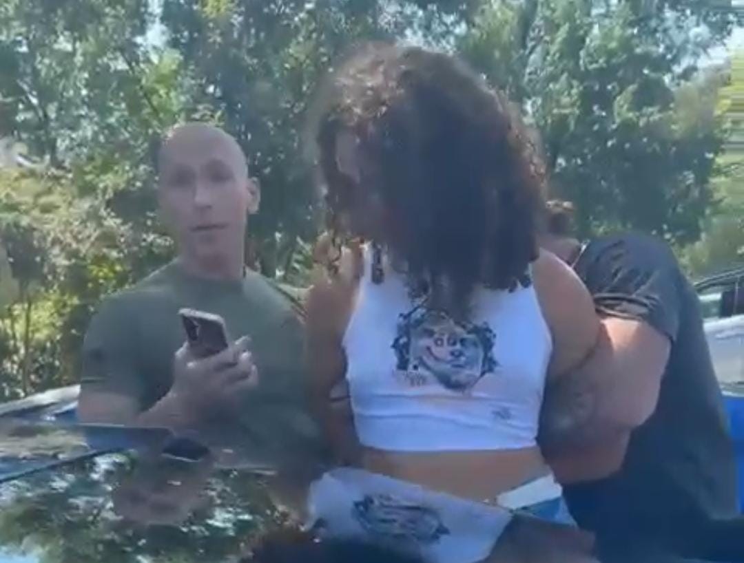 Brasileira trans é detida pelo serviço de imigração dos EUA, e amiga denuncia 'tratamento violento e arbitrário'; vídeo