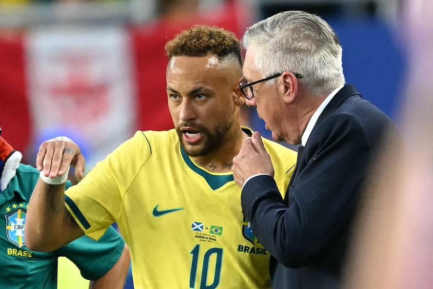 Neymar recebe orientações de Carlo Ancelotti antes de entrar em Brasil x Escócia