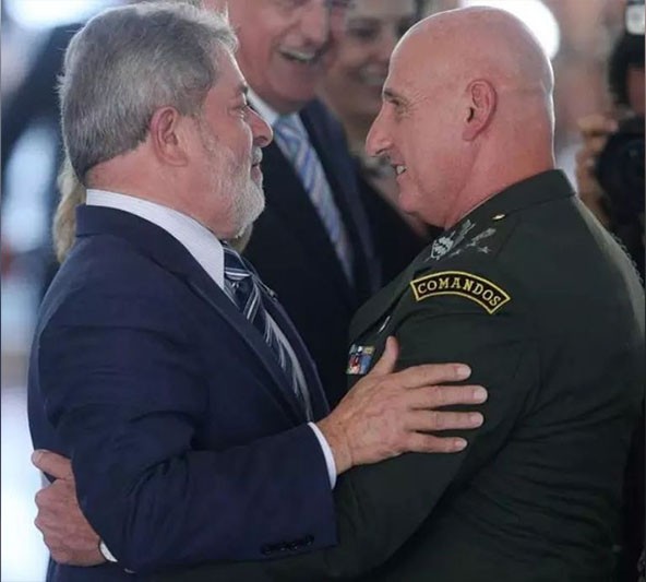 O presidente com o general Gonçalves Dias durante o primeiro governo do petista. Gdias atuou no comando da segurança pessoal de Lula entre 2003 e 2009 — Foto: Ricardo Stuckert/PR