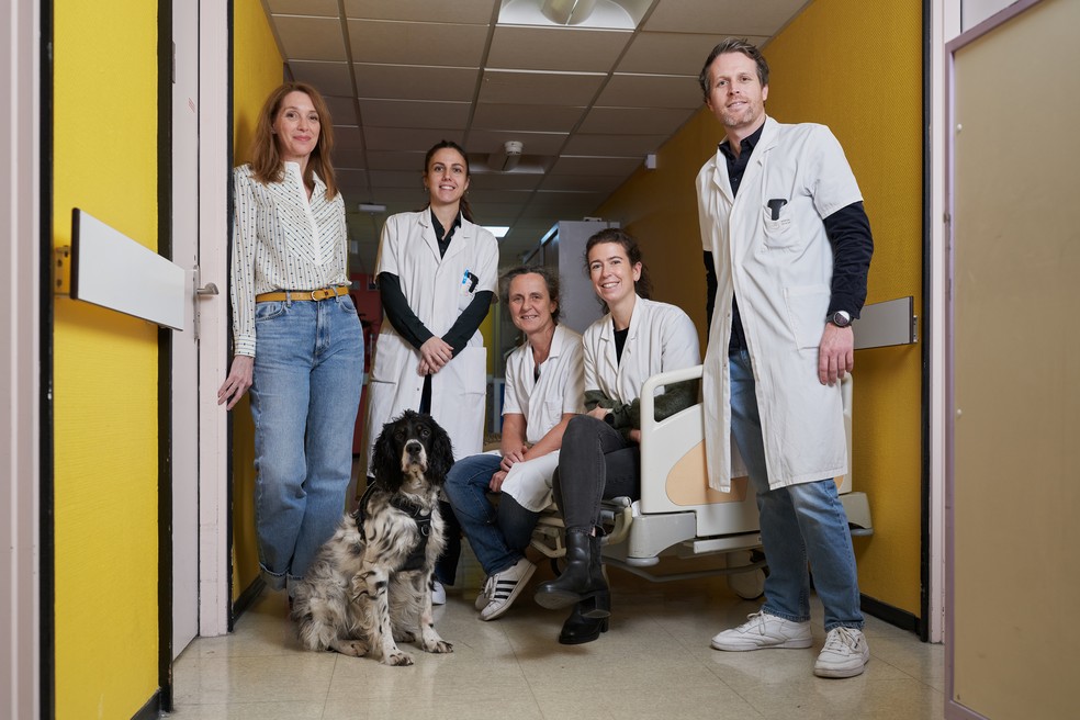 Author Sandra Kollender (left), Snoopy the dog and part of the team at the Institut Curie hospital in Paris, where the dog helps treat children — Photo: Violette Franchi/The New York Times