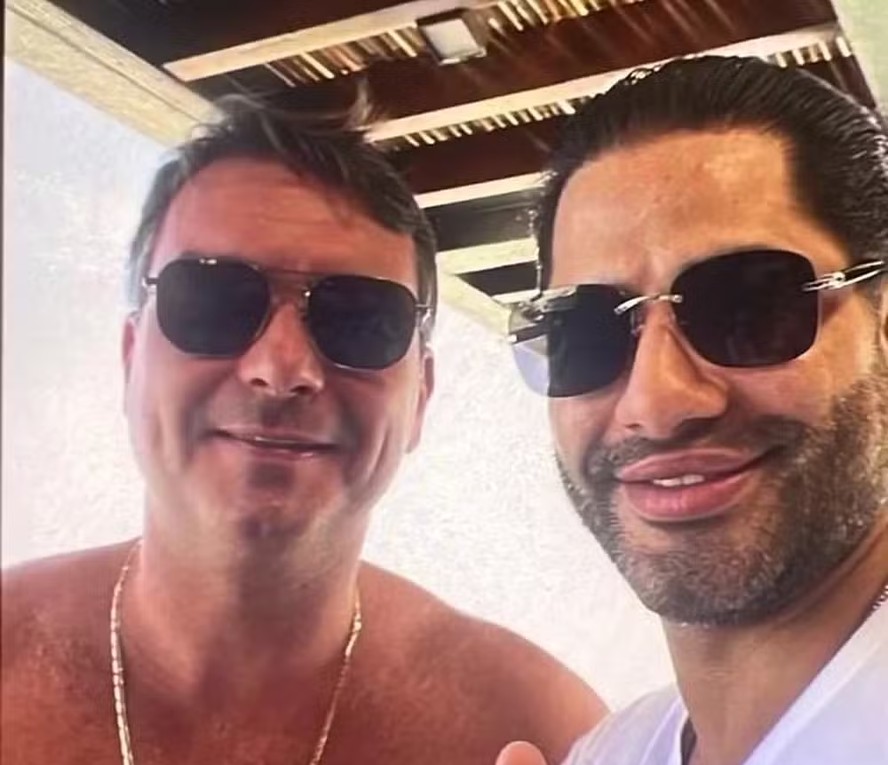 Flávio Bolsonaro e 'Sicário' de Daniel Vorcaro em foto divulgada pelo portal ICL