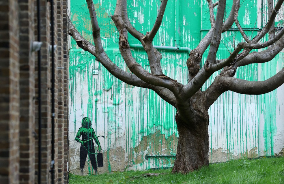 A obra de arte de Banksy apareceu na lateral de um prédio perto de Finsbury Park, em Londres — Foto: © Reuters