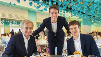 Bernard Arnault com os filhos Alexandre e Frédéric Arnault — Foto: Reprodução/Instagram