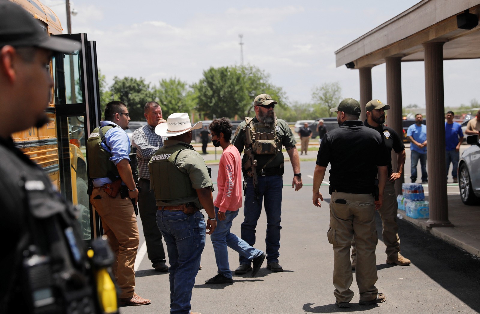 Escola é evacuada em Uvalde, Texas, após ataque a tiros que vitimou 14 alunos e um professor.  — Foto: Marco Bello / REUTERS