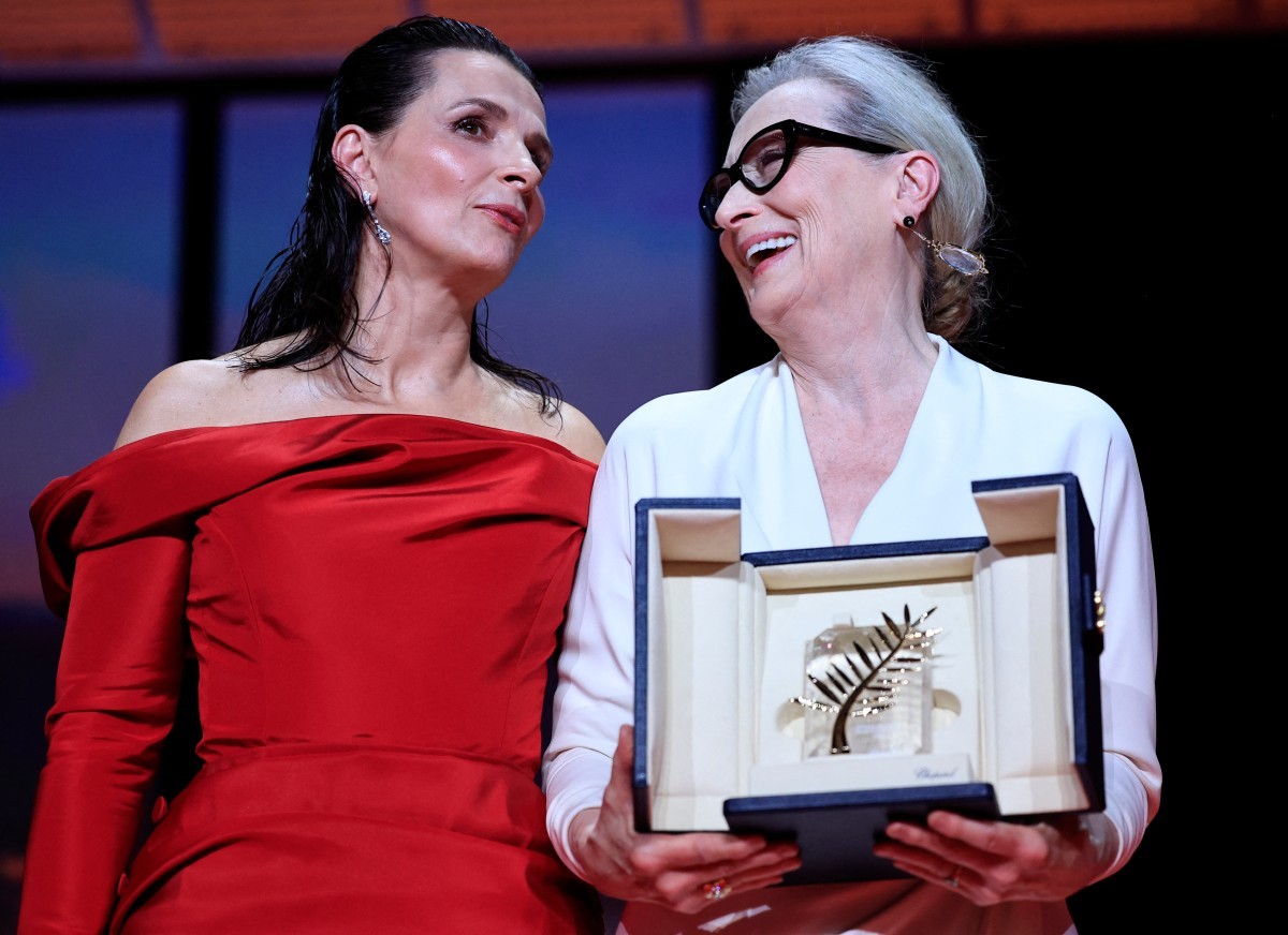 Juliette Binoche entrega a Palma de Ouro honorária à atriz Meryl Streep no primeiro dia do Festival de Cannes — Foto: AFP