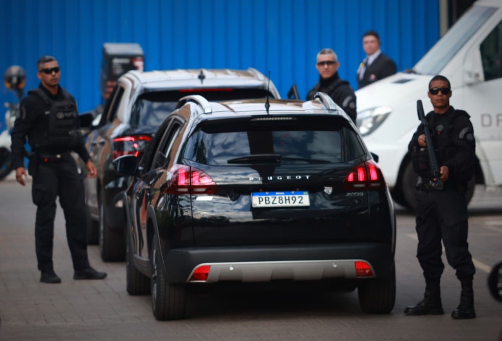 Ex-presidente foi escoltado por oito carros para ir ao hospital — Foto: Cristiano Mariz/Agência O Globo
