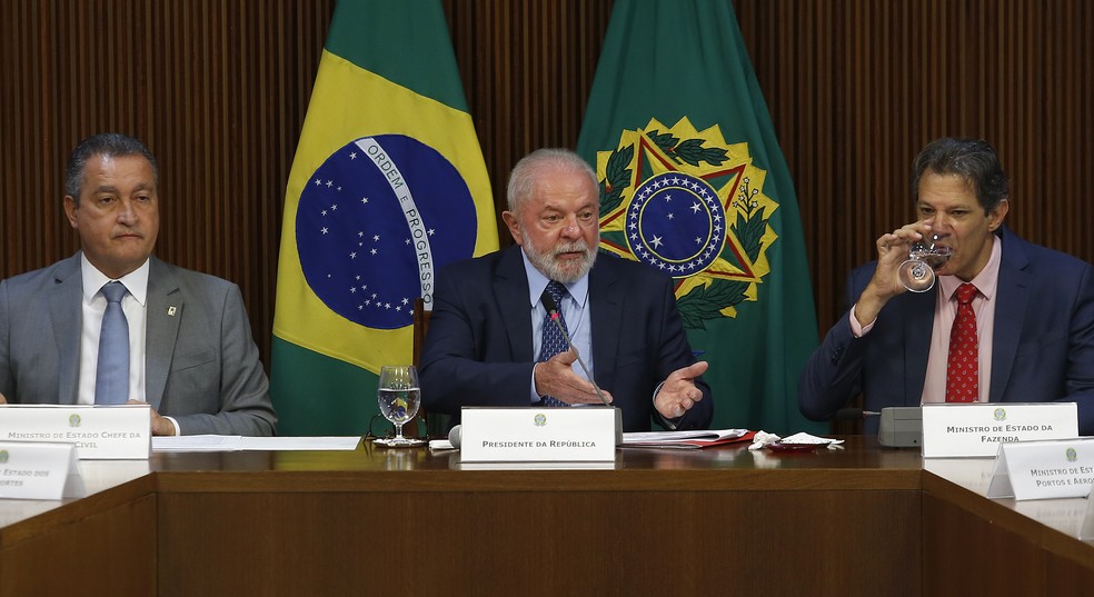 O presidente Luiz Inácio Lula da Silva e os ministros da Casa Civil, Rui Costa (à esq.), e da Fazenda, Fernando Haddad, em Brasília — Foto: Cristiano Mariz/O Globo
