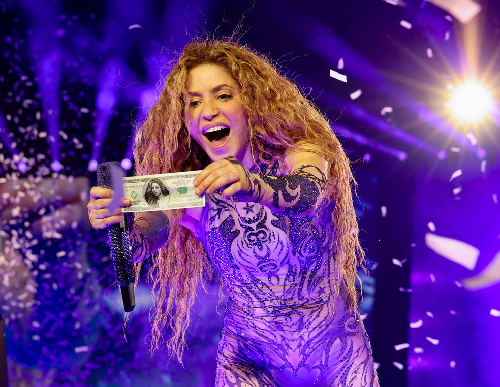 Com rock, versão de Chico Cesar e o clássico 'Estoy aquí', Shakira abre