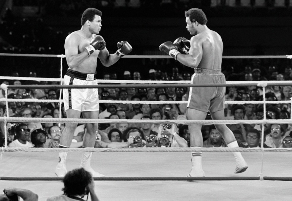 Muhammad Ali, à esquerda, luta contra George Foreman (D) em Kinshasa em 30 de outubro de 1974 — Foto: AFP