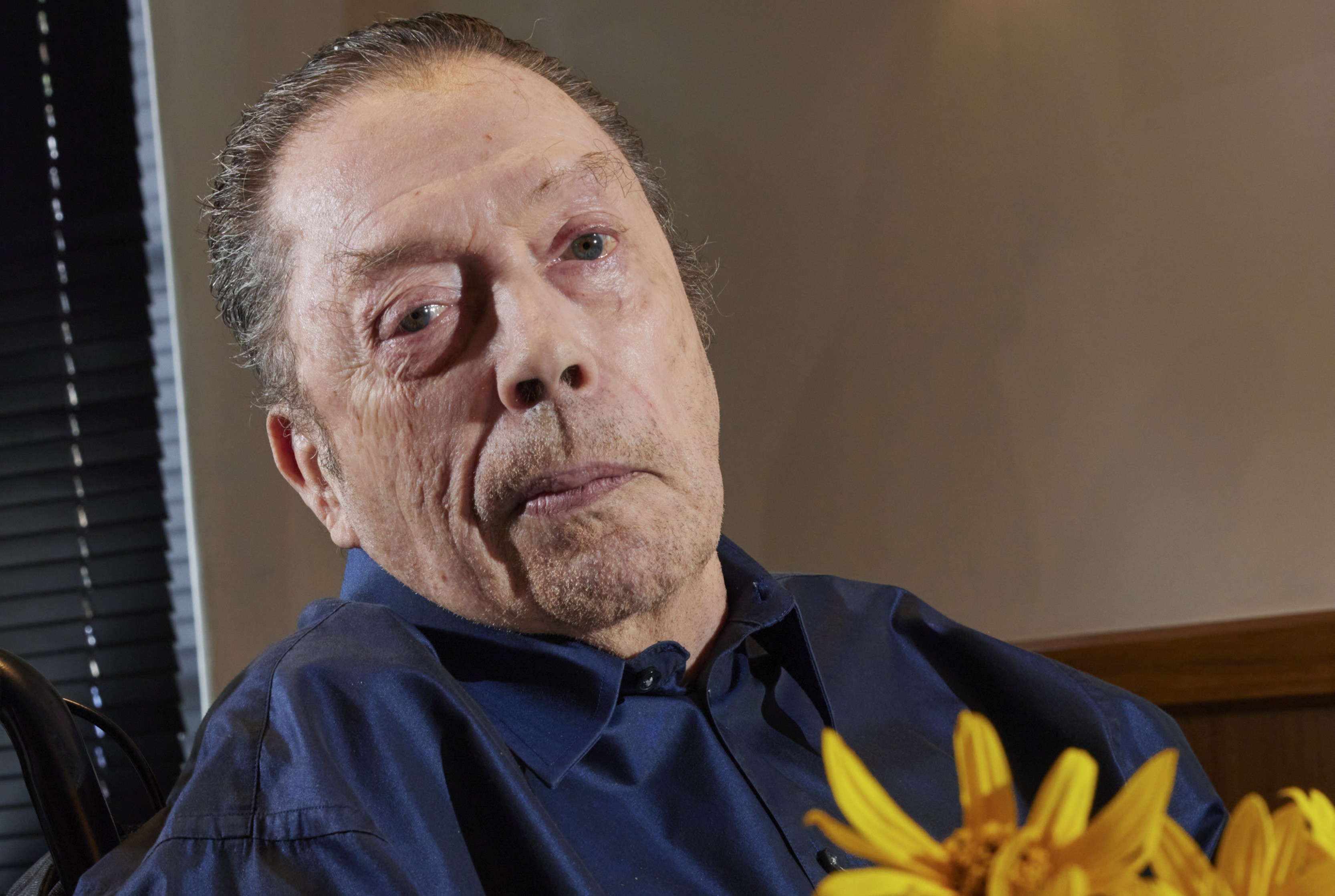 Sem pensar em aposentadoria e sem medo da morte: Tim Curry refletiu sobre problemas de saúde em últimas entrevistas - QTU Questões do Universo