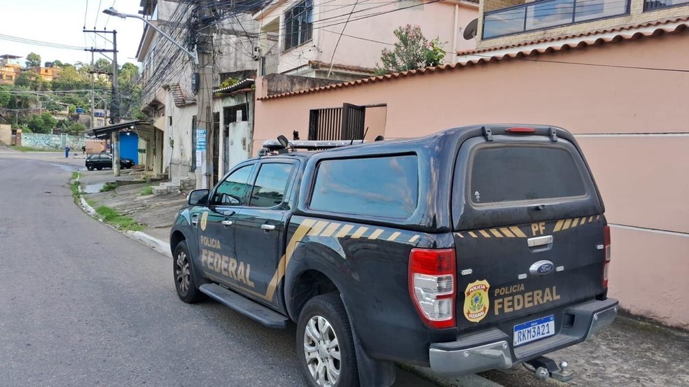 Uma viatura da PF em frente a um dos locais alvo da operação — Foto: Polícia Federal/Divulgação