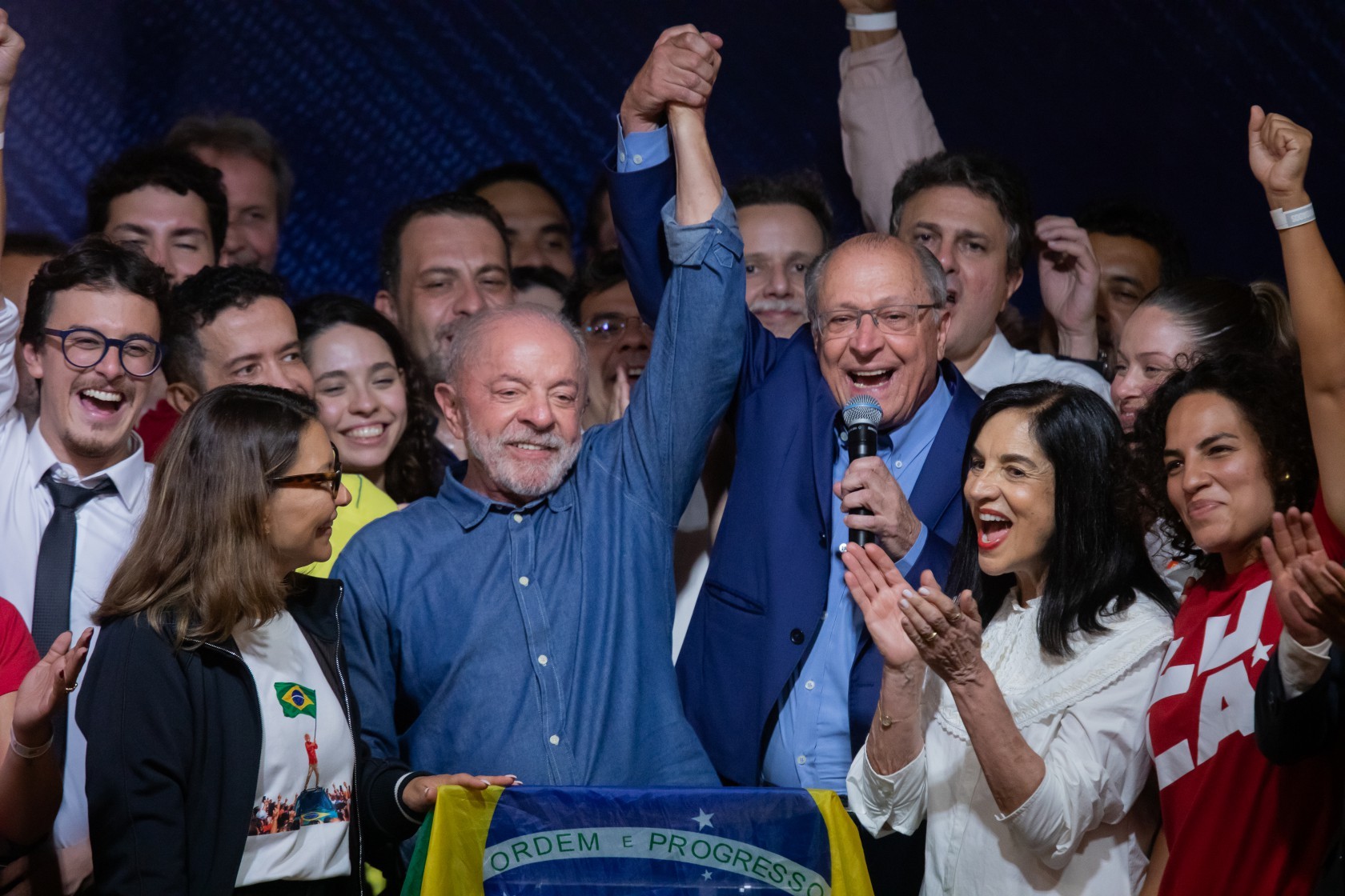 Bolsa Família conecta Lula a evangélicos, e petista avança nas cidades dependentes do auxílio com mais fiéis