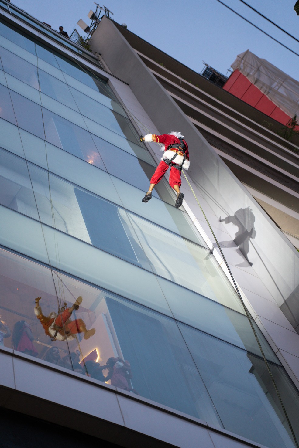 Santa Claus descends from the facade of Botafogo Praia Shopping — Photo: Disclosure/Botafogo Praia Shopping