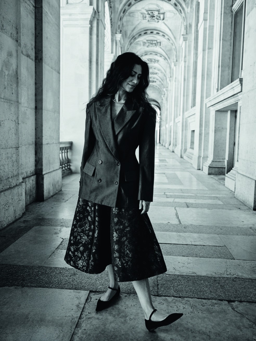 Blazer e saia Dawel Studio, colar e brincos Tiffany & Co. e sapatilhas Dolce & Gabbana — Foto: Fe Pinheiro