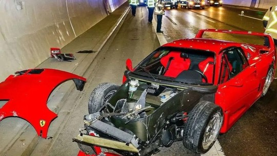 Vendedor de 24 anos destrói Ferrari rara de R$ 15 milhões em acidente na Alemanha