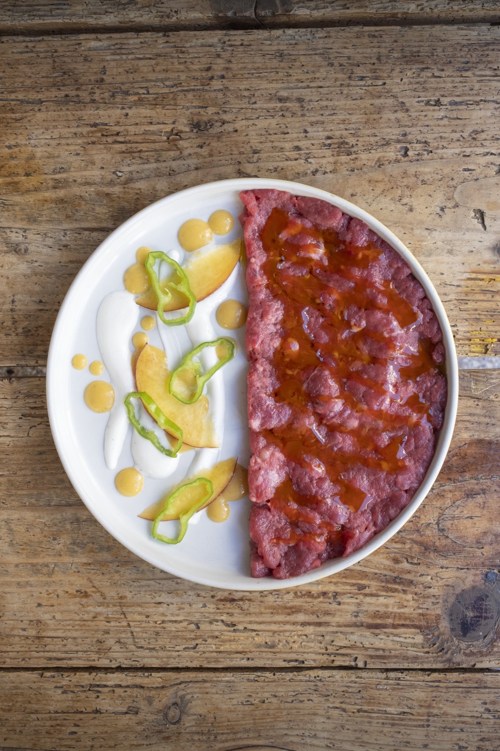 Tartare de carne servido com salada de pêssego no Enoteca Mastò, ponto de encontro de amantes de vinho no bairro de Flaminio, em Roma — Foto: Massimo Berruti/The New York Times