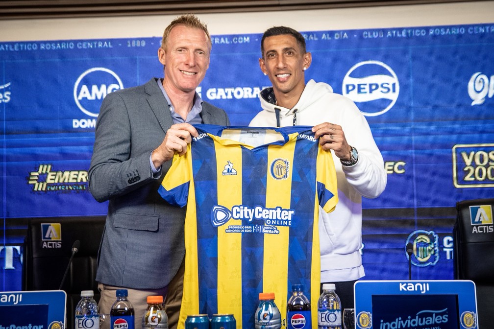 Di María recebe a camisa do Central — Foto: X/Rosario Central