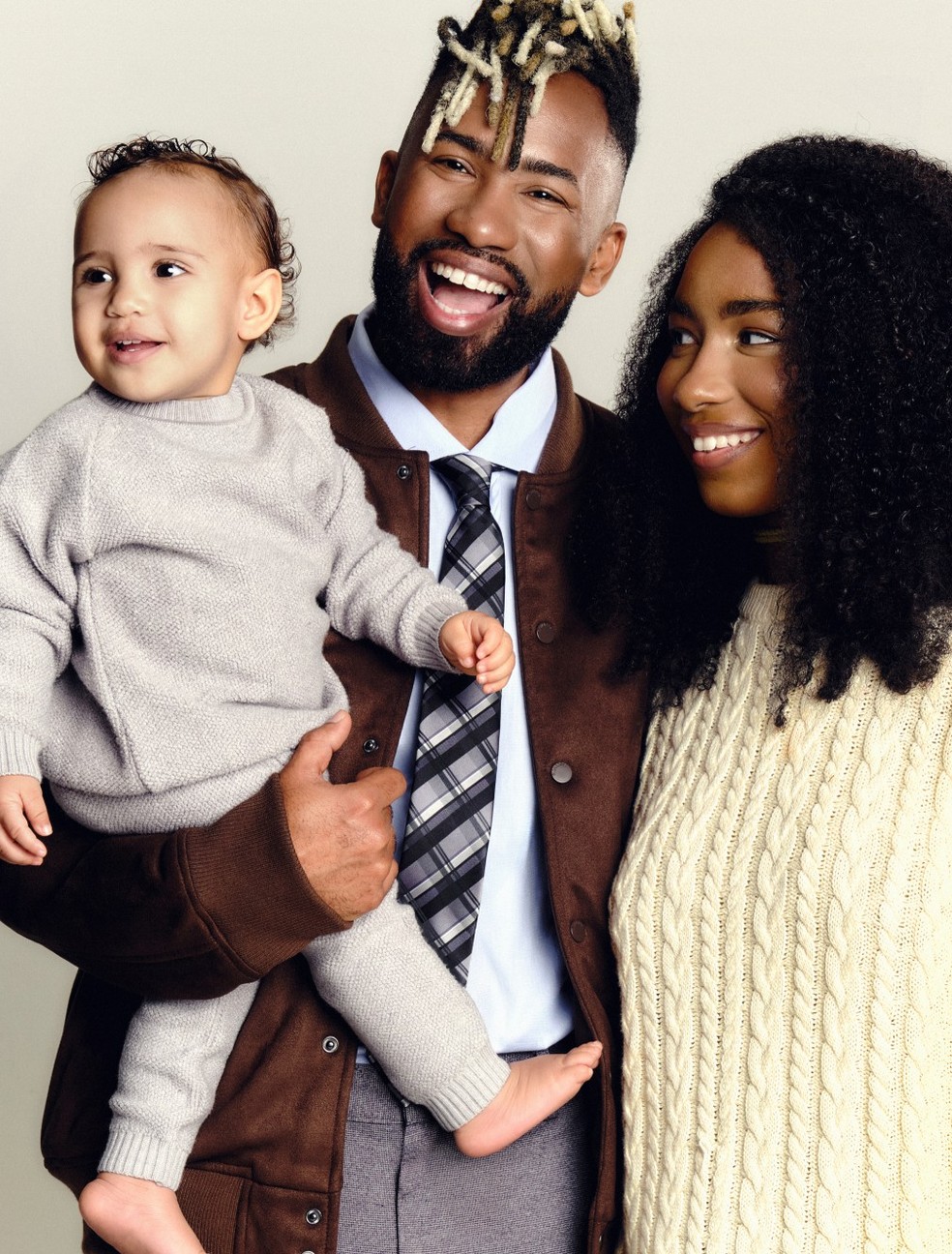 O chef João Diamante com as filhas Ayla e Eloisa: João usa camisa Oficina, gravata VR, casaco e calça Richards. Ayla usa conjunto Reserva Mini e Eloisa suéter Reserva — Foto: Mateus Augusto Rubim