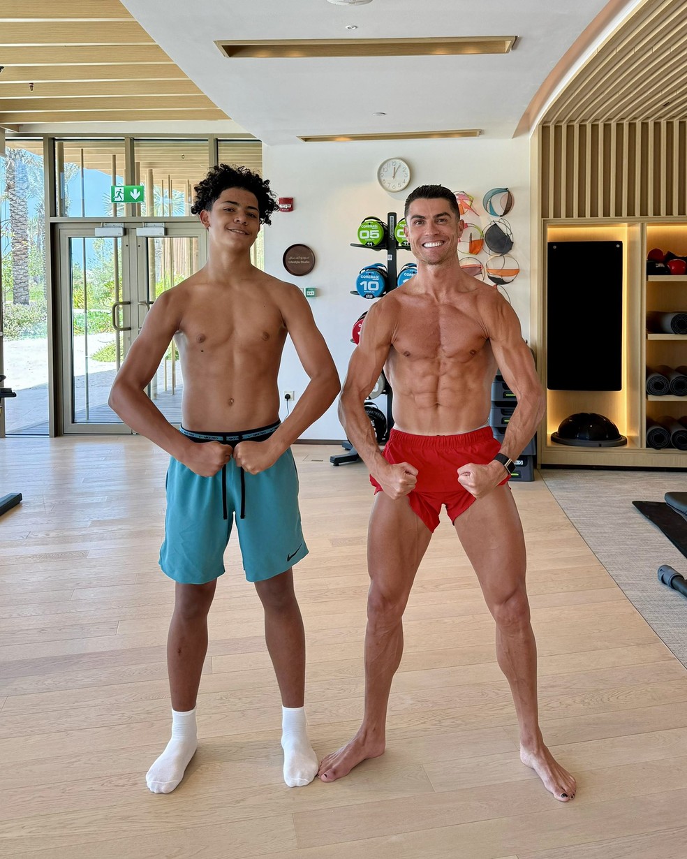 Cristiano Ronaldo posa ao lado do filho na academia — Foto: Reprodução