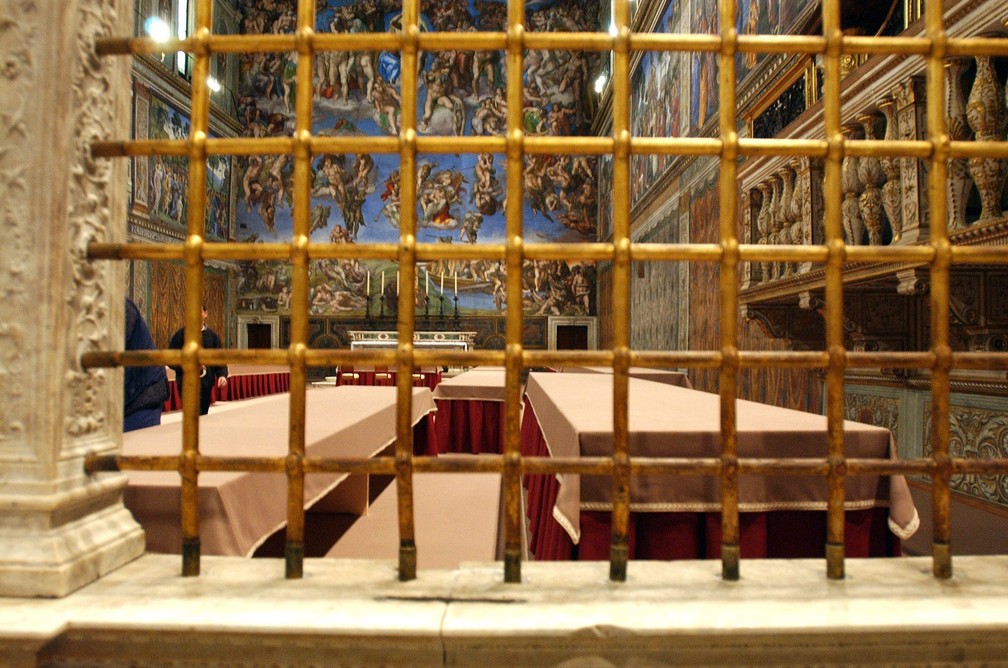 O interior da Capela Sistina, onde acontecem os conclaves — Foto: AFP PHOTO/ OSSERVATORE ROMANO ARTURO MARI