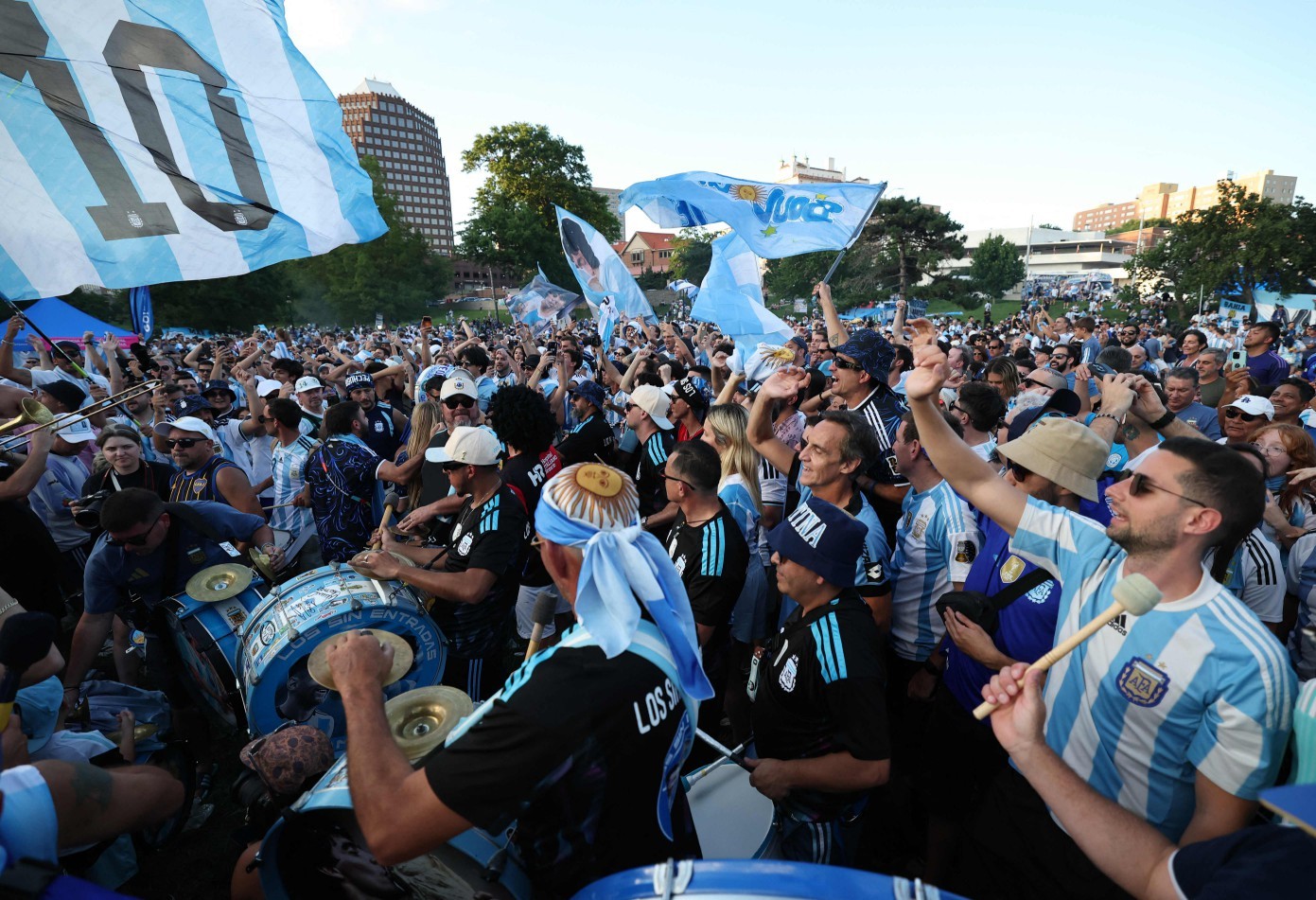 Torcedores da Argentina se reúnem no Mill Creek Park, em Kansas City — Foto: Getty Images via AFP