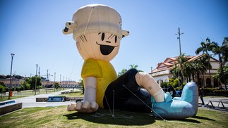 Menino Maluquinho inflável exposto no jardim do CCBB na exposição 'Mundo Zira' no CCBB — Foto: Hermes de Paula