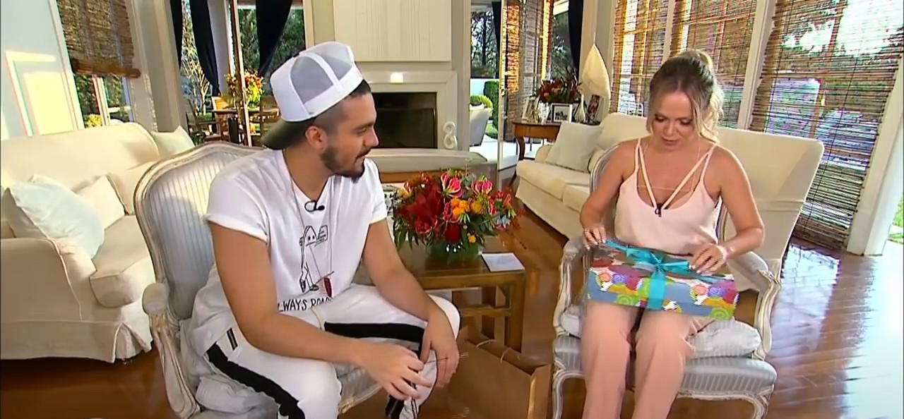 Eliana Recebe Luan SantanaNaMansão, Em Alphaville - foto: reprodução