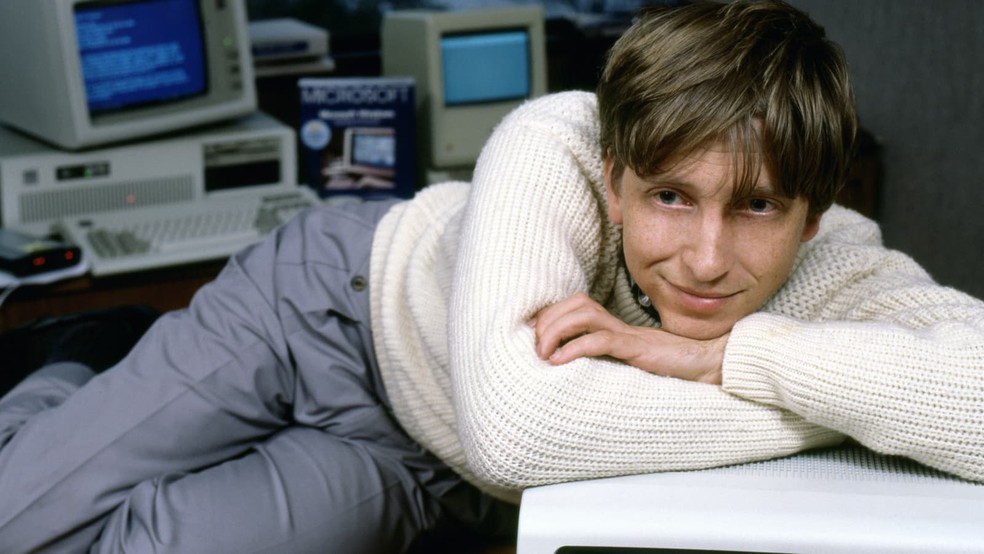 'Pai do computador', Bill Gates era um estudioso no estilo nerd durante a adolescência — Foto: Reprodução