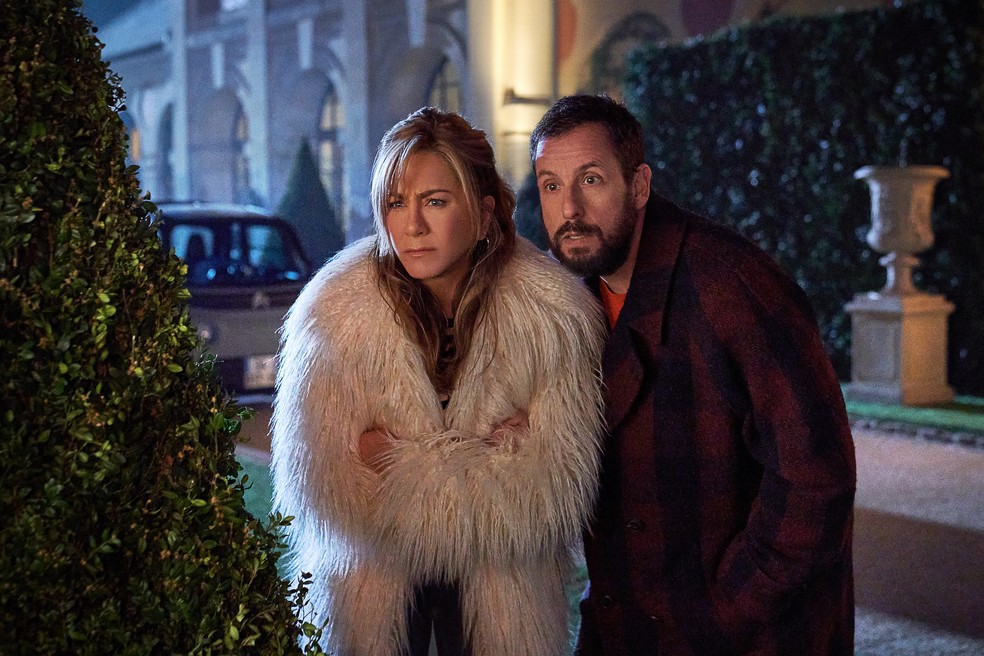 "Mistério em Paris" é o terceiro trabalho juntos de Jennifer Aniston e Adam Sandler — Foto: Scott Yamano/Netflix