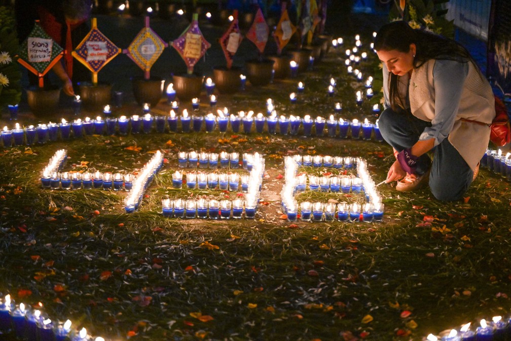 Cerim&ocirc;nia na Guatemala homenageou com velas e fogueira v&iacute;timas de feminic&iacute;dio &mdash; Foto: Johan Ordonez/AFP
