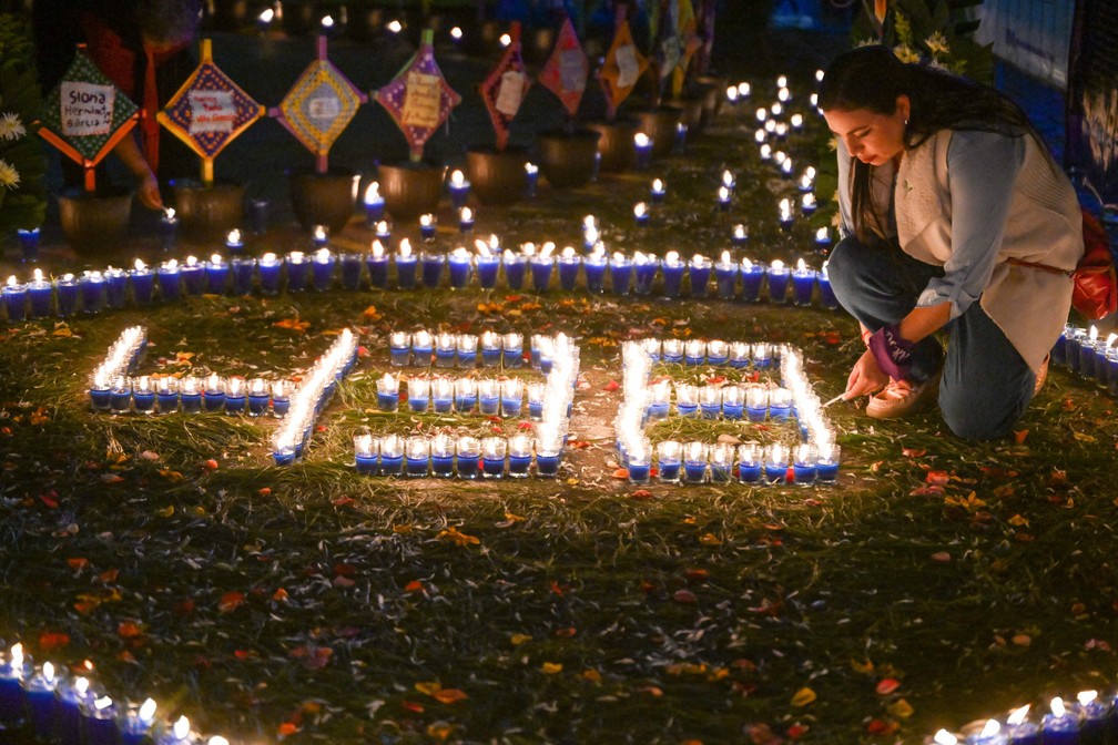 Cerimônia na Guatemala homenageou com velas e fogueira vítimas de feminicídio — Foto: Johan Ordonez/AFP