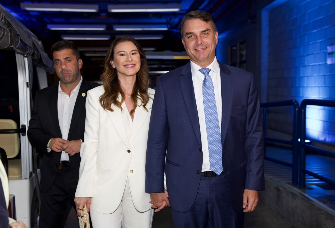 Aliados veem vantagem de Flávio em debate, mas citam derrapadas em ironia s | Politica | QTU Notícias