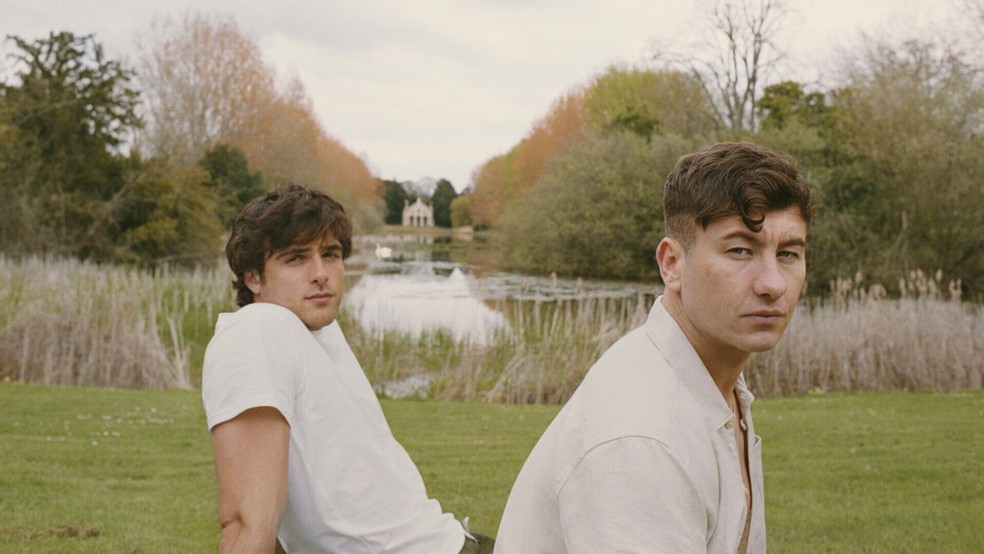 Barry Keoghan e Jacob Elordi, que interpretam Oliver e Felix, em Saltburn — Foto: Divulgação