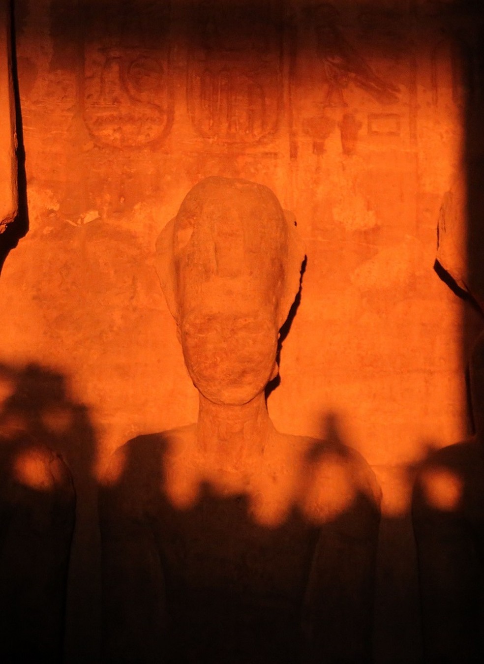 O sol ilumina as esculturas de pedra no Grande Templo de Ramsés II, na cidade de Abu Simbel, no sul do EgitoMohamed ASAD / AFP)  — Foto: AFP