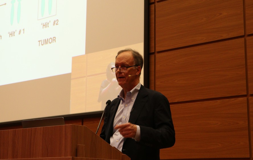 William Kaelin, ganhador do Nobel de Medicina de 2019, em palestra na Fiocruz.