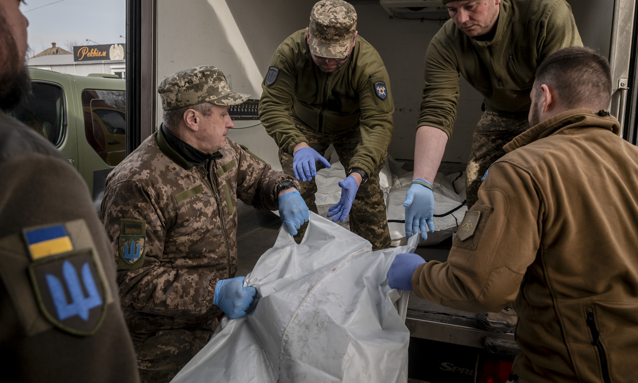 Testes de DNA e necrotérios lotados: Ucrânia luta para identificar soldados mortos