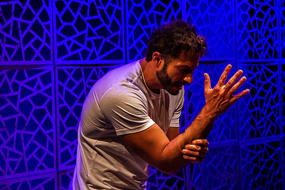 “Absolvição” chega ao Teatro Poeira, estrelado por Andriu Freitas — Foto: Divulgação