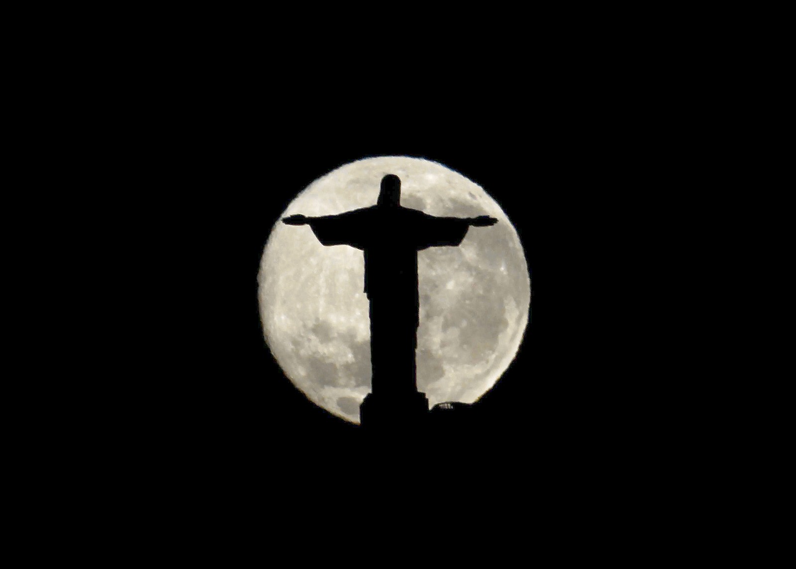 Amanhecer no Rio: lua cheia atrás do Cristo Redentor, em registro feito da Urca às 5h30 em agosto de 2010